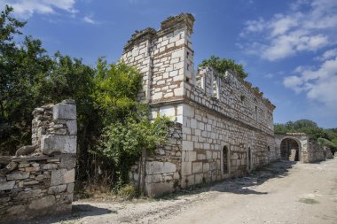 Stratonikeia Antik Şehir. Stratonikeia, Mugla 'da; Eskihisar Köyü' nde, Yataan 'ın 7 kilometre batısında. Bronz Çağı 'nın sonlarından günümüze kadar kesintisiz bir yerleşim yeri olmuştur.