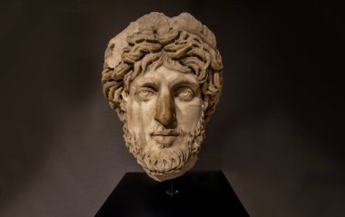24 Ekim 2023, Antalya: Antalya Arkeoloji Müzesi galerisinde Antik Perge şehrinin kazıları sırasında baş heykel bulundu