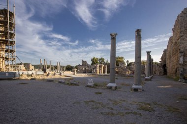 Türkiye 'nin Antalya ilinin Perge (Perga) kentinde bulunan nemfomanın (nymphaion) manzaralı kalıntıları. Antik Yunan şehrinin muhteşem manzarası. Perge Türkiye 'de popüler bir turizm beldesi.