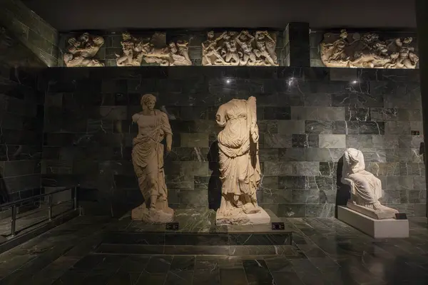 24 Ekim 2023, Antalya, Türkiye: Antalya Arkeoloji Müzesi 'nin galeri salonunda antik Perge kentinin kazıları sırasında mermer heykeller bulundu