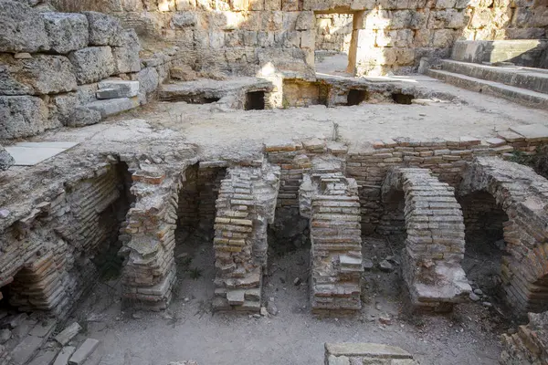 Türkiye 'nin Antalya ilinin Perge (Perga) kentinde bulunan nemfomanın (nymphaion) manzaralı kalıntıları. Antik Yunan şehrinin muhteşem manzarası. Perge Türkiye 'de popüler bir turizm beldesi.