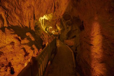 Insuyu Mağarası. Burdur 'un 13 km güneydoğusunda ve Burdur' un Katalagil köyü sınırları içinde yer alır. Serin ve temiz hava mağarada sürekli dolaşır..