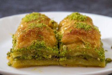 Beyaz tepside Pistachio Türk baklavası. Geleneksel lezzetli Türk baklavası.