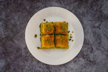 Beyaz tepside Pistachio Türk baklavası. Geleneksel lezzetli Türk baklavası.