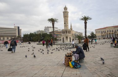 İzmir, Türkiye, 04 Ocak 2024: İzmir 'in Konak ilçesindeki Saat Kulesi' nin bulunduğu turistik meydan. Bölge, yerli ve yabancı turistlerin sık sık ziyaret ettiği en özel meydanlardan biri..