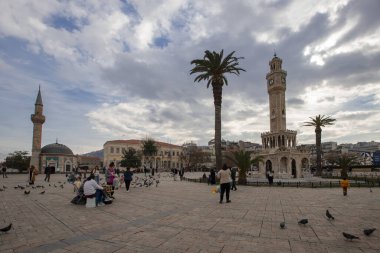 İzmir, Türkiye, 04 Ocak 2024: İzmir 'in Konak ilçesindeki Saat Kulesi' nin bulunduğu turistik meydan. Bölge, yerli ve yabancı turistlerin sık sık ziyaret ettiği en özel meydanlardan biri..