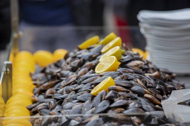 Limonlu Midye Doldurulmuş Türk Sokak Yemekleri - Midye Dolma