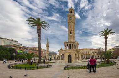 İzmir, Türkiye, 04 Ocak 2024: İzmir 'in Konak ilçesindeki Saat Kulesi' nin bulunduğu turistik meydan. Bölge, yerli ve yabancı turistlerin sık sık ziyaret ettiği en özel meydanlardan biri..