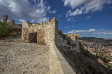 Kastamonu 'nun ana sembollerinden biri olarak, kale şehrin en yüksek noktasından şehrin tacı gibi duruyor. Şato M.S. 12. yüzyılda Komnenolar tarafından inşa edildi..