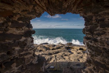İstanbul - Sariyer - Rumelifeneri Kalesi, Garipce Kalesi, Karadeniz 'in dalgaları kayalara çarpıyor