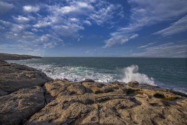 İstanbul - Sariyer - Rumelifeneri Kalesi, Garipce Kalesi, Karadeniz 'in dalgaları kayalara çarpıyor