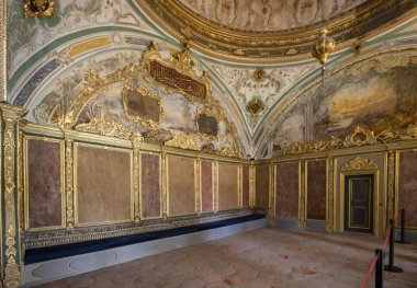 İstanbul, Türkiye - 06 Eylül 2021: İnsanlar Topkapı Sarayı 'nı ziyaret ediyor. Topkapı Sarayı Türkiye 'de popüler bir turizm merkezi.