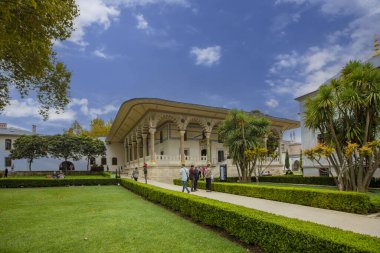 İstanbul, Türkiye - 06 Eylül 2021: İnsanlar Topkapı Sarayı 'nı ziyaret ediyor. Topkapı Sarayı Türkiye 'de popüler bir turizm merkezi.