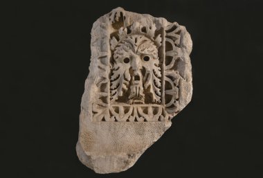 24 Ekim 2023, Antalya: Antalya Arkeoloji Müzesi galerisinde Antik Perge şehrindeki kazılar sırasında kaya oymalı heykeller bulundu..