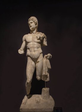 24 Ekim 2023, Antalya: Antalya Arkeoloji Müzesi galerisindeki Antik Perge şehrinin kazıları sırasında Dlonkur heykeli