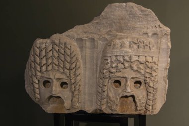 24 Ekim 2023, Antalya: Antalya Arkeoloji Müzesi galerisinde Antik Perge şehrindeki kazılar sırasında kaya oymalı heykeller bulundu..