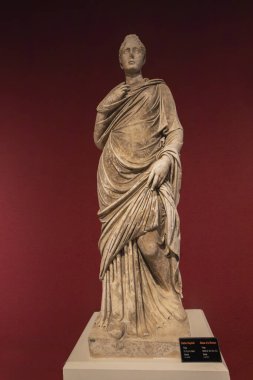 24 Ekim 2023, Antalya: Antalya Arkeoloji Müzesi galerisindeki Antik Perge şehrinin kazıları sırasında kadın heykeli.