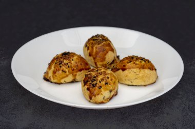 Süt, granül şeker, un, yağ, yumurta ve kuru mayadan yapılan pastane hamur işi.