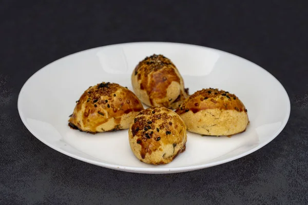 Süt, granül şeker, un, yağ, yumurta ve kuru mayadan yapılan pastane hamur işi.