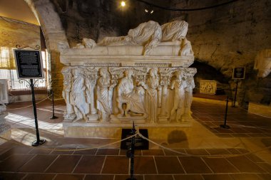 Denizli, Türkiye - 31 Ocak 2024: Pamukkale 'deki Hierapolis Arkeoloji Müzesi. Roma dönemi. Tyche heykeli, kader tanrıçası, hijyen heykeli, sağlık tanrıçası, kadın heykeli..