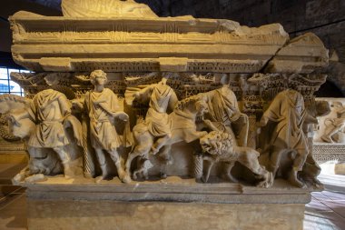 Denizli, Türkiye - 31 Ocak 2024: Pamukkale 'deki Hierapolis Arkeoloji Müzesi. Roma dönemi. Tyche heykeli, kader tanrıçası, hijyen heykeli, sağlık tanrıçası, kadın heykeli..