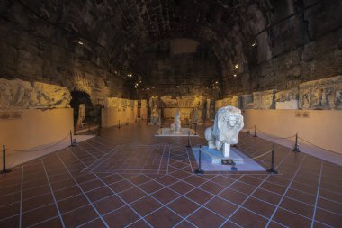 Denizli, Türkiye - 31 Ocak 2024: Pamukkale 'deki Hierapolis Arkeoloji Müzesi. Roma dönemi. Tyche heykeli, kader tanrıçası, hijyen heykeli, sağlık tanrıçası, kadın heykeli..