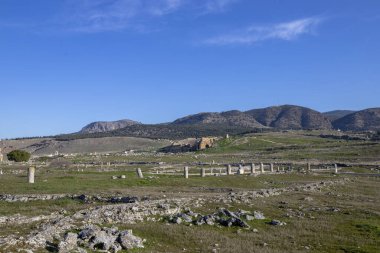 Pamukkale 'deki Hierapolis Antik Kenti, Roma dönemi yıkıldı.