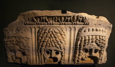 24 Ekim 2023, Antalya: Antalya Arkeoloji Müzesi 'nin galerisinde Antik Perge şehrinin kazıları sırasında kaya oymalı heykeller bulundu.