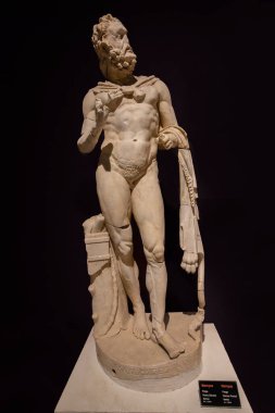 24 Ekim 2023, Antalya: Antalya Arkeoloji Müzesi galerisinde antik Perge şehrinin kazıları sırasında Mersyas heykeli