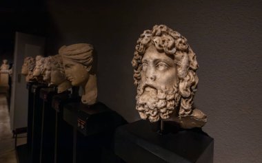 24 Ekim 2023, Antalya: Antalya Arkeoloji Müzesi galerisinde Antik Perg şehrinin kazıları sırasında heykel başları bulundu