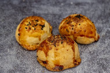 Süt, granül şeker, un, yağ, yumurta ve kuru mayadan yapılan pastane hamur işi.