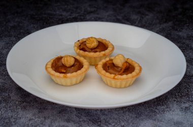 Mini tart. Karamelli fındıklı taze tartlar..