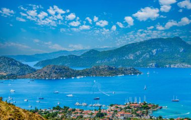 Türkiye - Marmaris Selimiye şehir manzarası ve Mugla limanı. Ege bölgesindeki en güzel turistik yerlerden biri.
