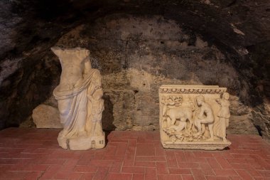 Denizli, Türkiye - 31 Ocak 2024: Pamukkale 'deki Hierapolis Arkeoloji Müzesi. Roma dönemi..