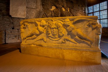 Denizli, Türkiye - 31 Ocak 2024: Pamukkale 'deki Hierapolis Arkeoloji Müzesi. Roma dönemi..