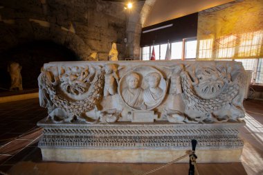 Denizli, Türkiye - 31 Ocak 2024: Pamukkale 'deki Hierapolis Arkeoloji Müzesi. Roma dönemi..