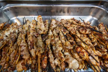 İnce çubuklarda ızgara tavuk eti. Izgara şiş..