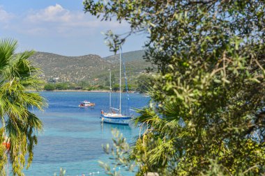 Türkiye - İzmir - Dikili; en güzel adalardan biridir (Kalem Adası). Tatilcilerin en çok tercih ettiği yerlerden biri. Denizde yelken açmak.