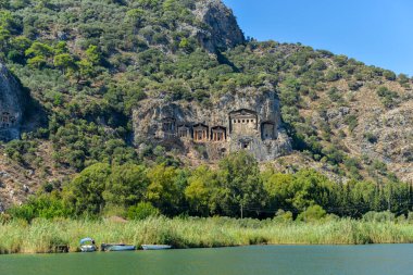 Antik Caunos kasabasının ünlü Lycian Mezarları, Dalyan, Türkiye
