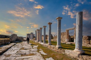 Türkiye - Denizli, Antik Asya 'nın Laodicea kentinde günbatımında Roma harabeleri