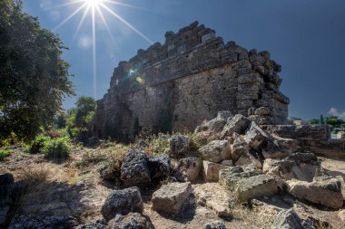 Eski şehir duvarları. Kale duvarlarının kalıntıları ve farklı seviyelerde yıkıcı kuleler. Heykeller. Hindi. Manavgat. Antalya 'da. Alanya. Ziyaret Tarafına Yerler. taş duvar parçası