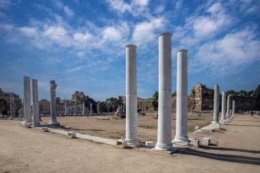 Eski şehir duvarları. Kale duvarlarının kalıntıları ve farklı seviyelerde yıkıcı kuleler. Heykeller. Hindi. Manavgat. Antalya 'da. Alanya. Ziyaret Tarafına Yerler. taş duvar parçası