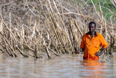 Kenya - Naviasha Gölü 23 Şubat 2024. Nairobi 'nin kuzeybatısında, Nakuru County' nin Naivasha kasabasının dışında bir tatlı su gölüdür. Tekneyle göl gezisi. Gölde balık tutan insanlar..