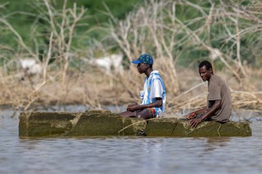Kenya - Naviasha Gölü 23 Şubat 2024. Nairobi 'nin kuzeybatısında, Nakuru County' nin Naivasha kasabasının dışında bir tatlı su gölüdür. Tekneyle göl gezisi. Gölde balık tutan insanlar..