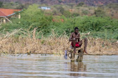 Kenya - Naviasha Gölü 23 Şubat 2024. Nairobi 'nin kuzeybatısında, Nakuru County' nin Naivasha kasabasının dışında bir tatlı su gölüdür. Tekneyle göl gezisi. Gölde balık tutan insanlar..