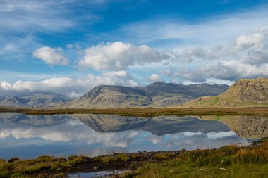 İzlanda 'daki Olağanüstü İzlanda Sahnesi, Sahne Doğası: Dağlar, Okyanus Kenarı, Fjords, Tarlalar.