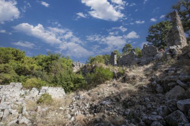 Antalya Kemer 'deki Phaselis Antik Şehri. Muhteşem plajlar, sakin deniz, muhteşem şnorkeller ve hayal gücünü kuran antik harabeler içinde her şey hazır. Büyüleyici tarihi yer. Huzurlu bir plaj..
