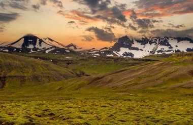 İzlanda 'da karlı dağlar ve gün batımı.