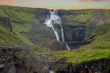 Yüksek bir tepeden akan Bjarnarfoss şelalesi