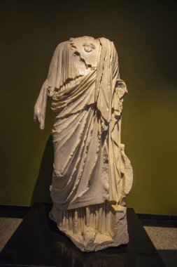 Burdur, Türkiye, 17 Ekim 2023: Burdur Arkeoloji Müzesi. Tarihi bir bina. Kültür mirası. Portal... heykeller. Antika. Antika. Medeniyetin yükselişi